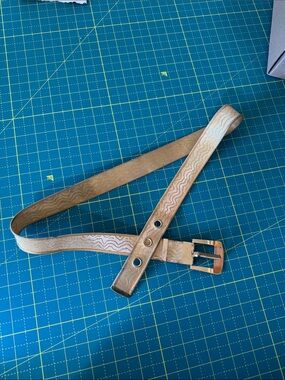 Women's Metal gold Belt with Wave-Texture and Buckle
